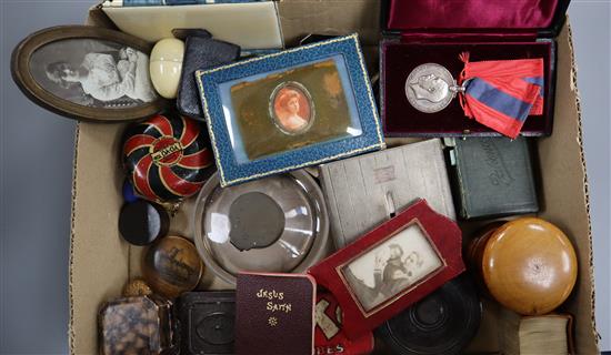 A quantity of assorted collectables to include a Prince Albert commemorative tape measure, mauchlineware pill box, snuff box, miniature